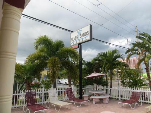 Silver Sands Motel