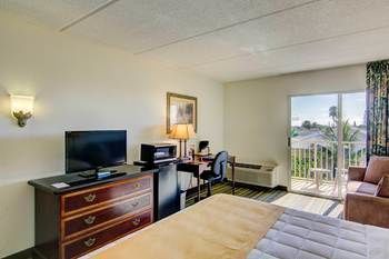 Hutchinson Island Plaza Hotel & Suites