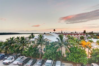 Hutchinson Island Plaza Hotel & Suites