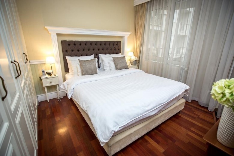 Queen's Court Hotel & Residence