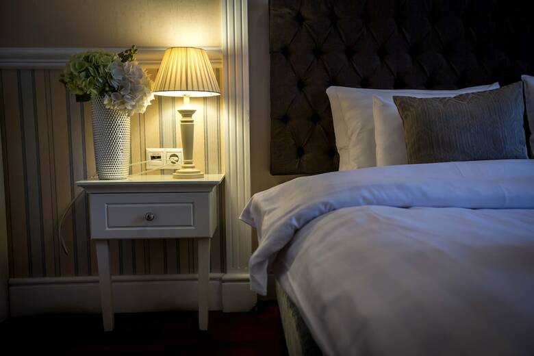 Queen's Court Hotel & Residence