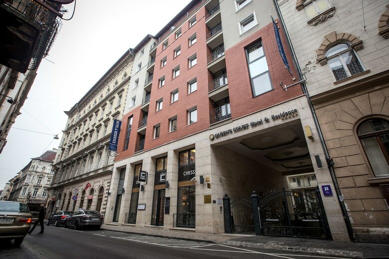 Queen's Court Hotel & Residence
