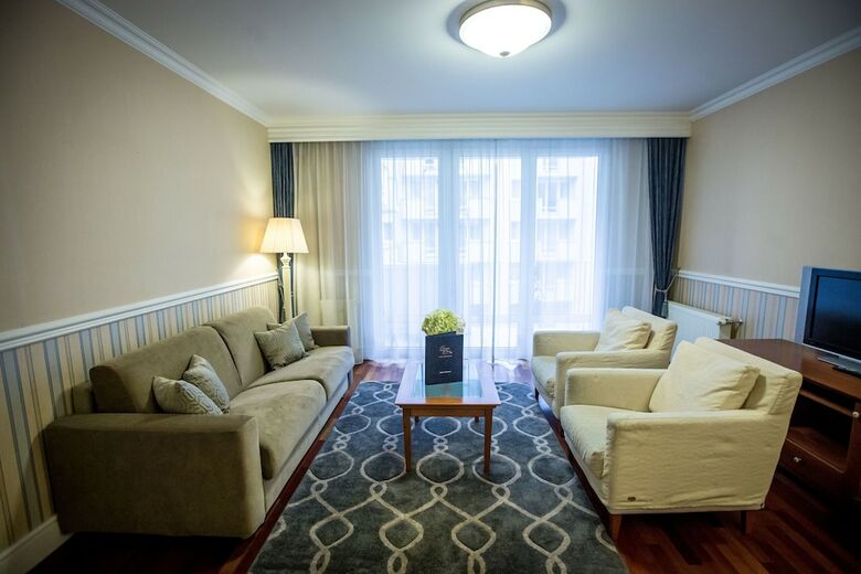 Queen's Court Hotel & Residence