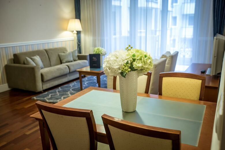 Queen's Court Hotel & Residence