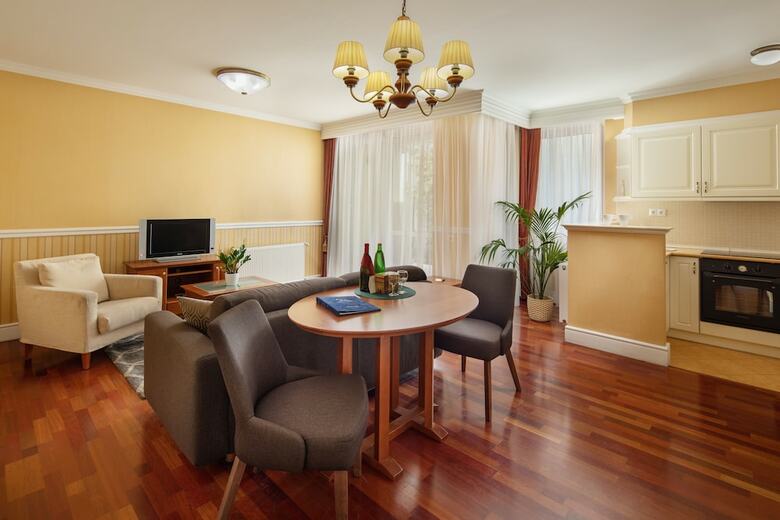 Queen's Court Hotel & Residence