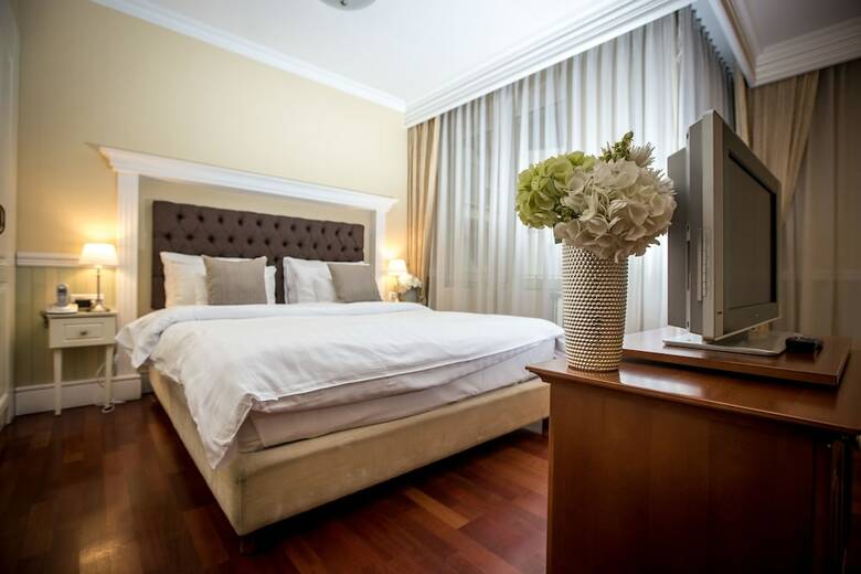 Queen's Court Hotel & Residence