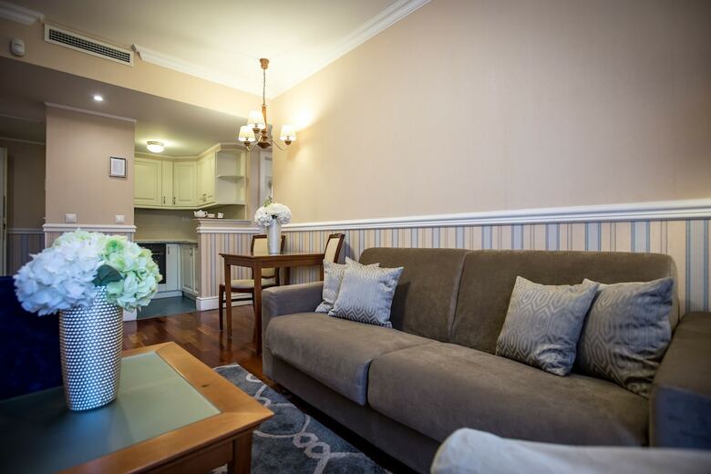Queen's Court Hotel & Residence