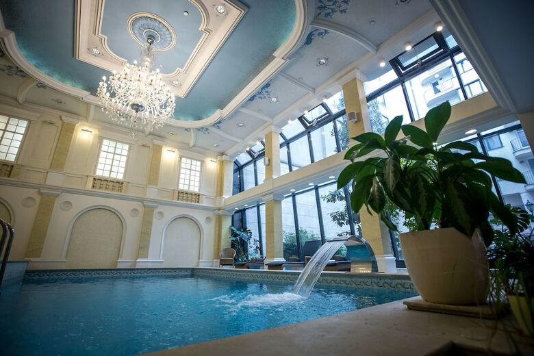 Queen's Court Hotel & Residence