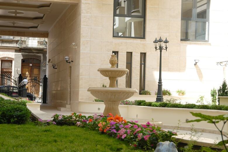 Queen's Court Hotel & Residence