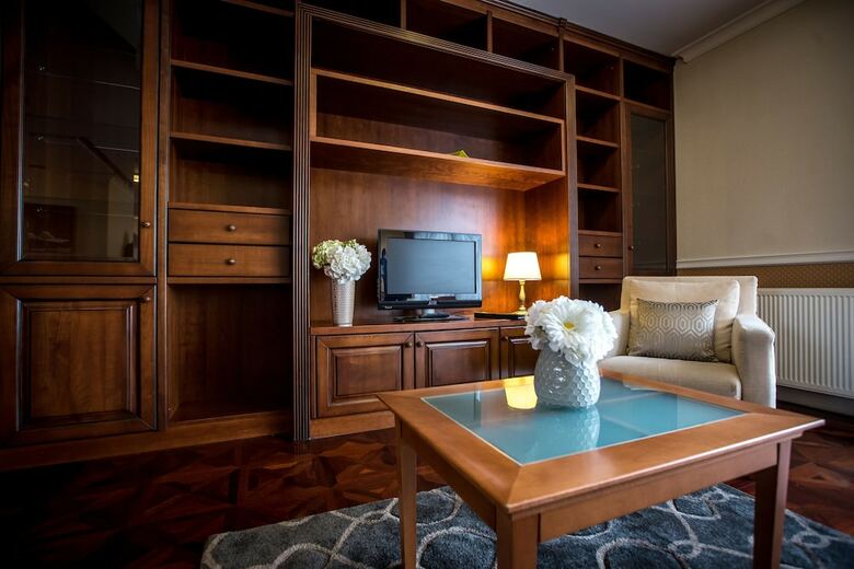 Queen's Court Hotel & Residence