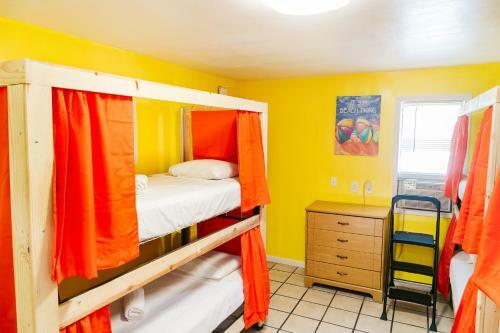 Seashell Motel And International Hostel