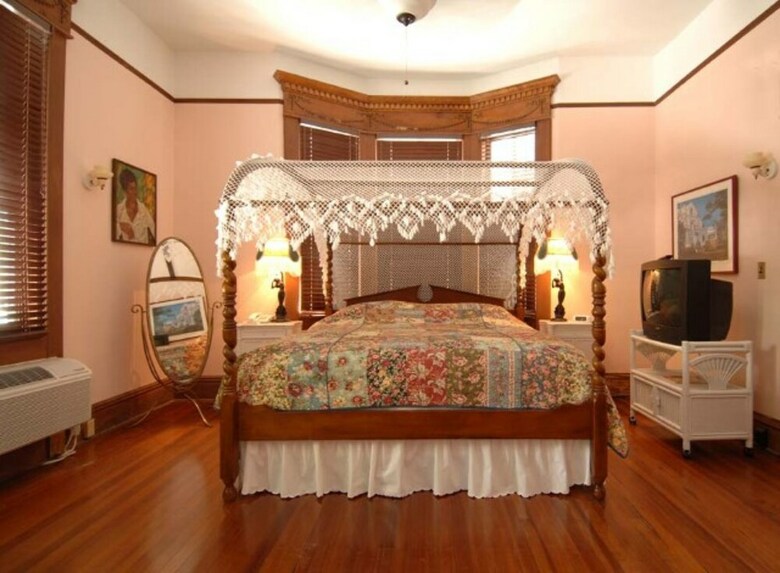 Bed & Breakfast Amsterdam's Curry Mansion Inn