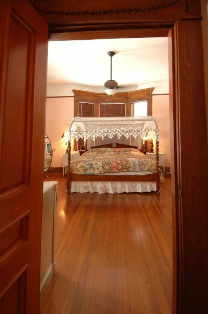 Bed & Breakfast Amsterdam's Curry Mansion Inn