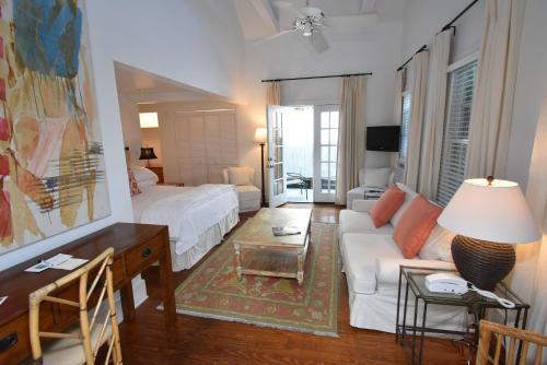 Posada Simonton Court