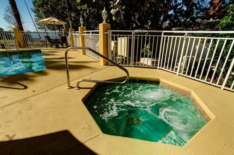 Hotel Comfort Suites