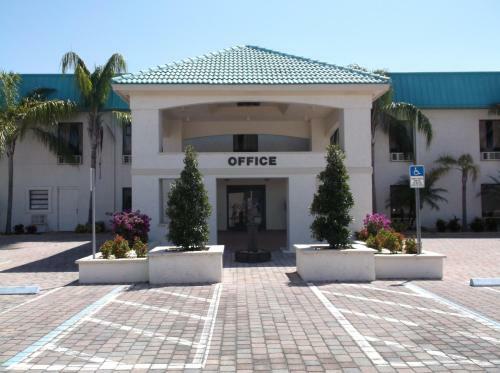Hotel Days Inn & Suites By Wyndham Lake Okeechobee