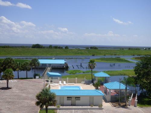 Hotel Days Inn & Suites By Wyndham Lake Okeechobee
