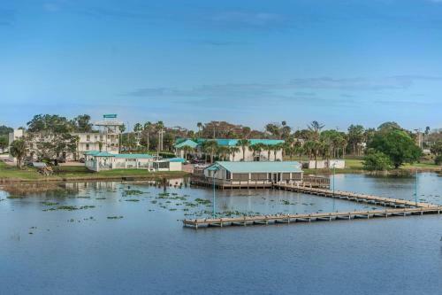 Hotel Days Inn & Suites By Wyndham Lake Okeechobee