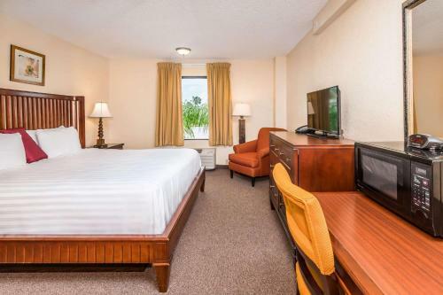 Hotel Days Inn & Suites By Wyndham Lake Okeechobee