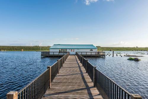 Hotel Days Inn & Suites By Wyndham Lake Okeechobee