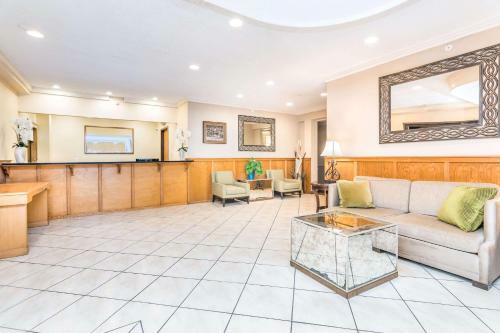 Hotel Days Inn & Suites By Wyndham Lake Okeechobee