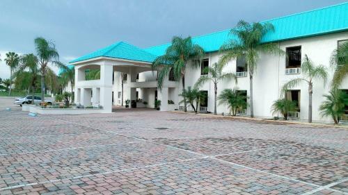 Hotel Days Inn & Suites By Wyndham Lake Okeechobee