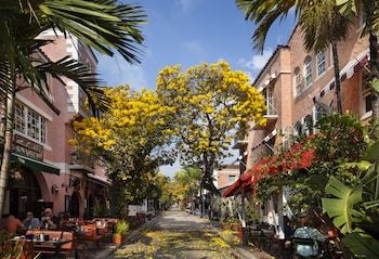 El Paseo Hotel