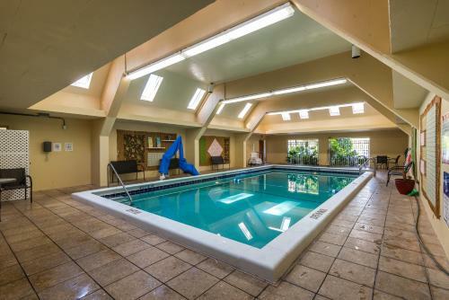 Hotel La Costa Beach Club