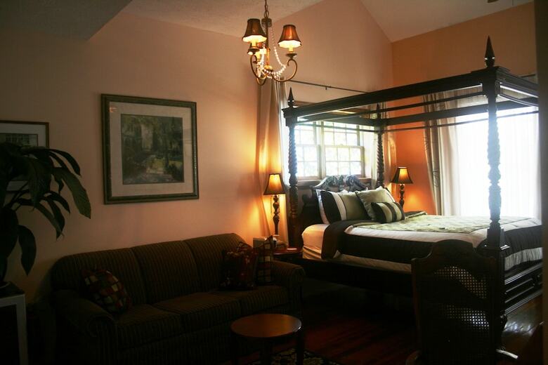 Bed & Breakfast Old City House Inn And Restaurant