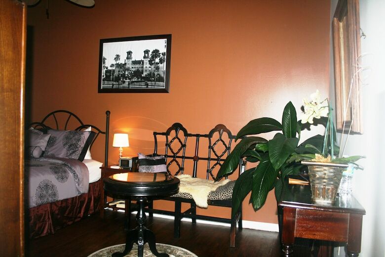 Bed & Breakfast Old City House Inn And Restaurant