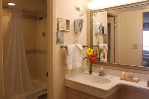 Hotel Sandcastle Resort At Lido Beach