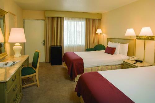 Hotel Sandcastle Resort At Lido Beach