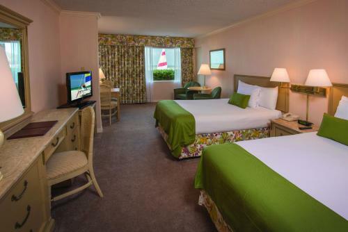 Hotel Sandcastle Resort At Lido Beach