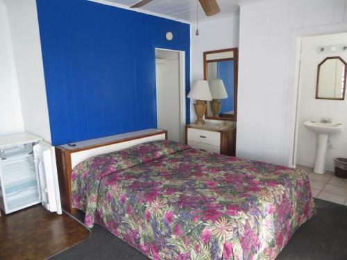 Royal Palms Motel
