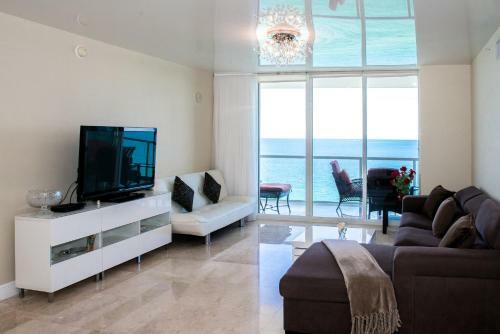 Apartamentos La Perla Condominium On The Beach