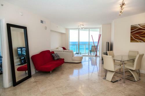 Apartamentos La Perla Condominium On The Beach