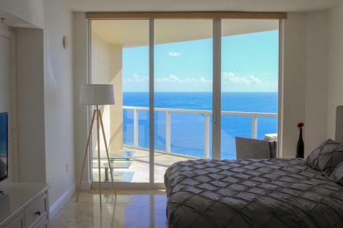 Apartamentos La Perla Condominium On The Beach