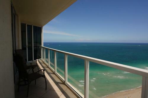 Apartamentos La Perla Condominium On The Beach