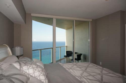 Apartamentos La Perla Condominium On The Beach