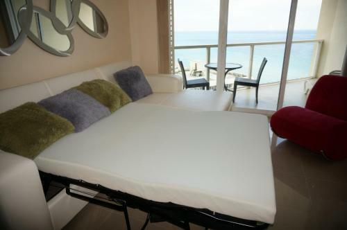 Apartamentos La Perla Condominium On The Beach