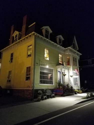 Burbankrose Inn Bed & Breakfast