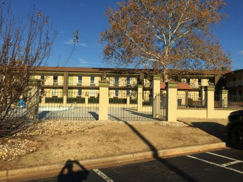 Motel Express Inn & Suites