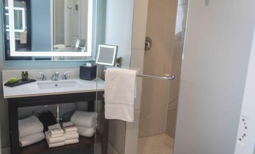 Cotton Sail Hotel Savannah Riverfront