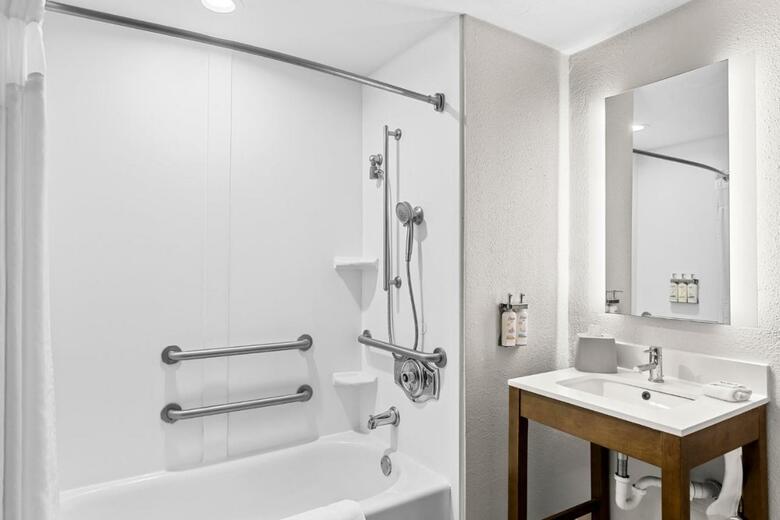 Holiday Inn Express Hotel & Suites Savannah Midtown