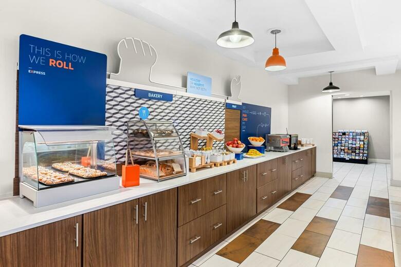Holiday Inn Express Hotel & Suites Savannah Midtown