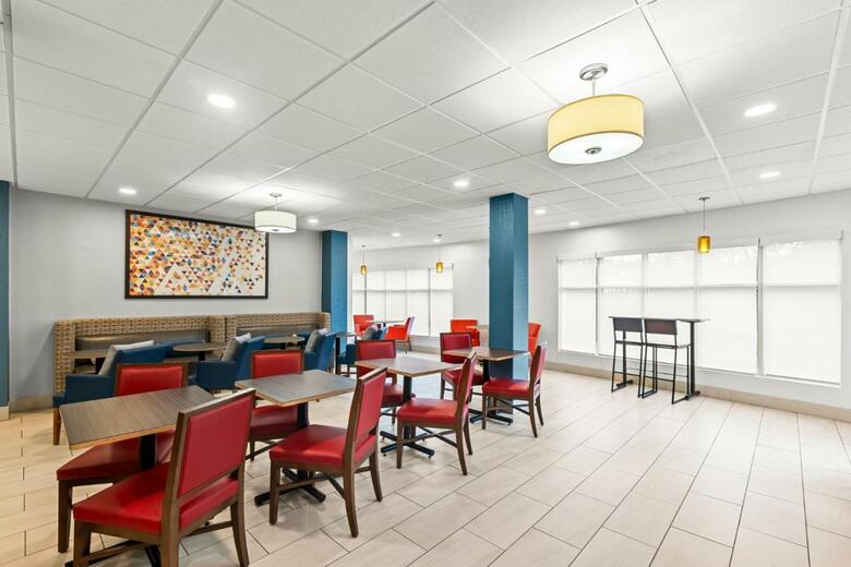 Holiday Inn Express Hotel & Suites Savannah Midtown