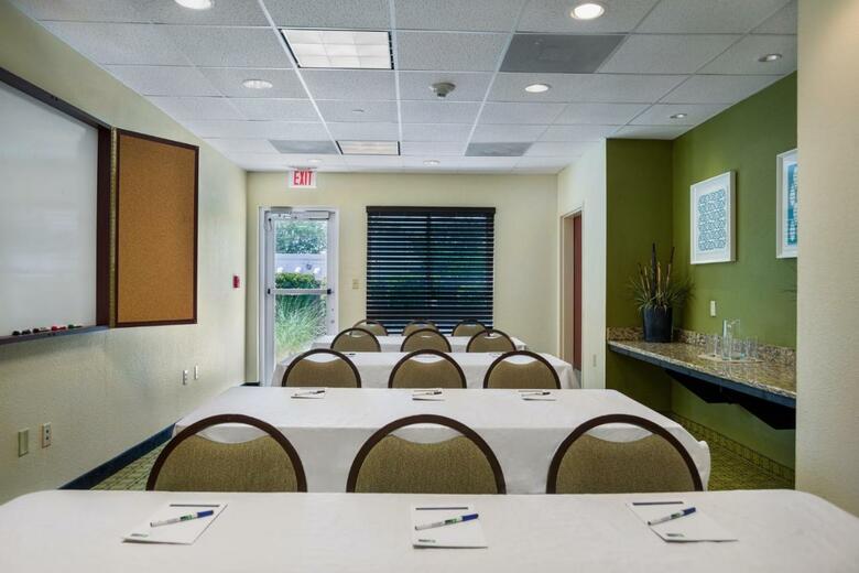 Holiday Inn Express Hotel & Suites Savannah Midtown