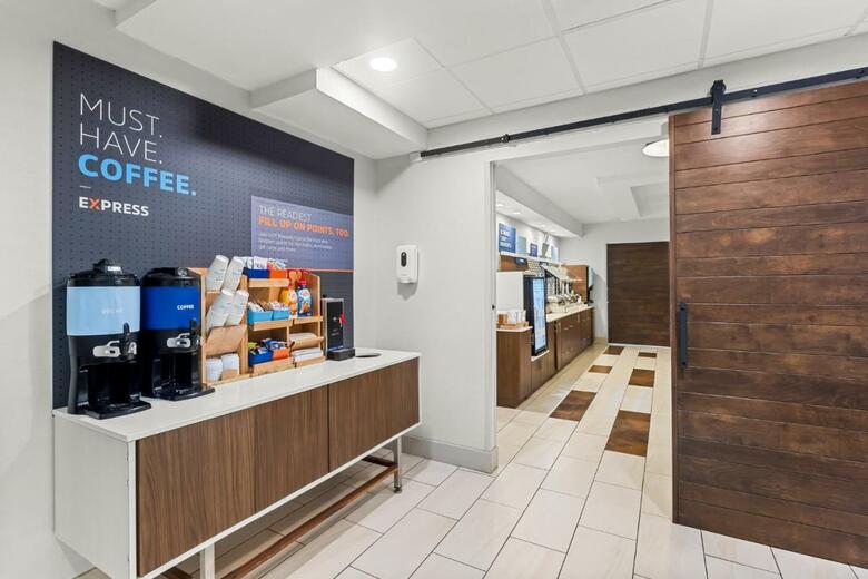Holiday Inn Express Hotel & Suites Savannah Midtown