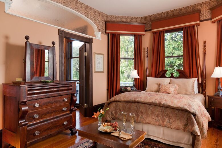 Bed & Breakfast Azalea Inn And Villas