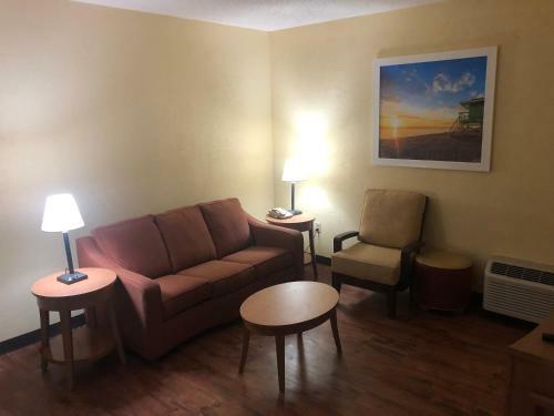 Hotel Days Inn And Suites Savannah